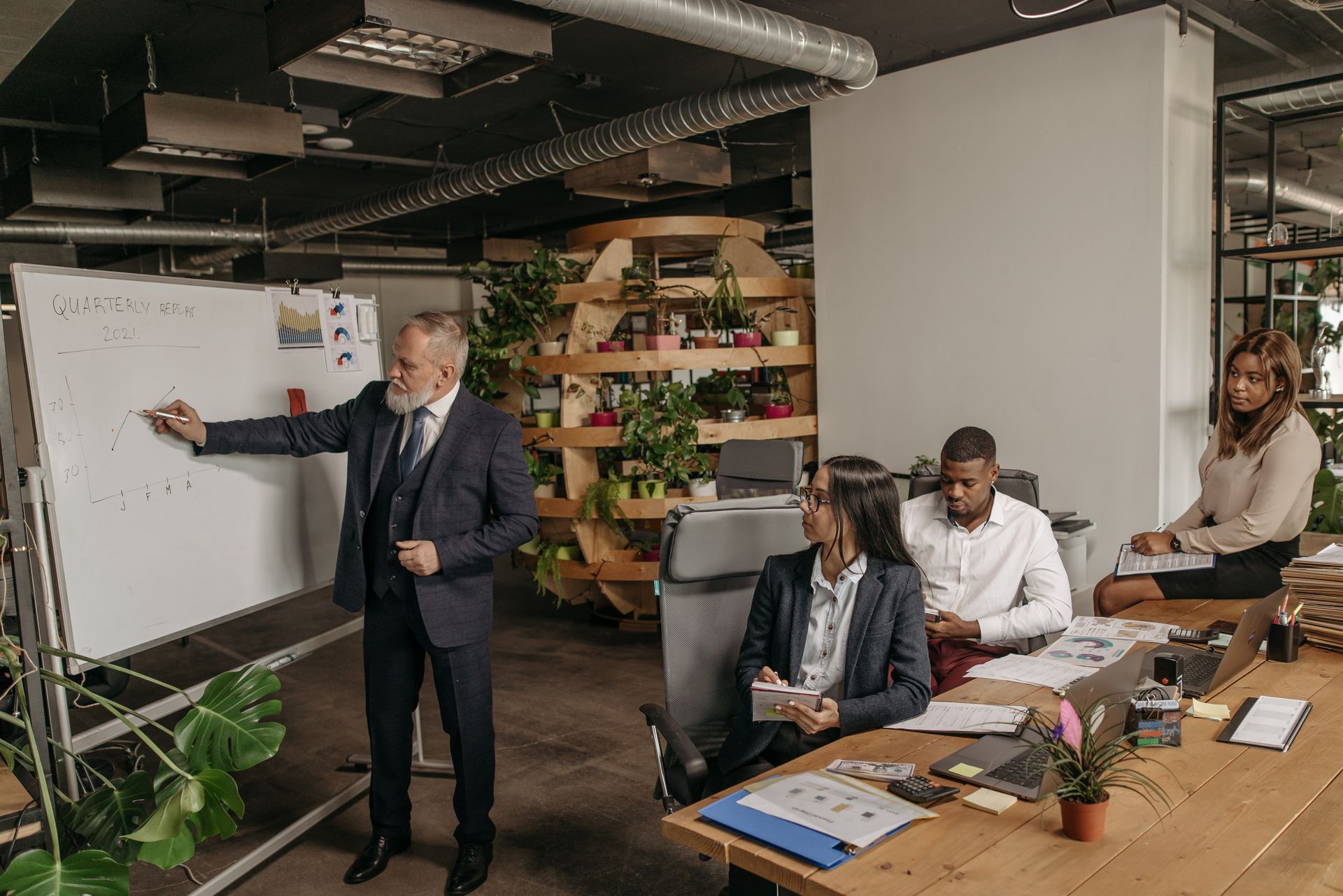Equipe planejando o trabalho em um quadro durante uma reuni&atilde;o
